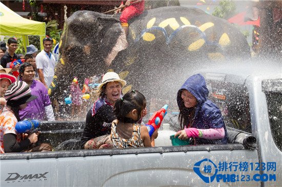 盘点全球八大最不可思议泼水节 不一样的乐趣