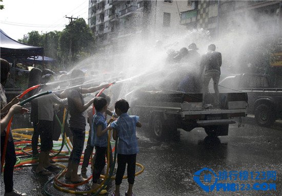 盘点全球八大最不可思议泼水节 不一样的乐趣