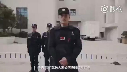 面对持刀歹徒，中国警察教的这个动作火了！老外也纷纷点赞