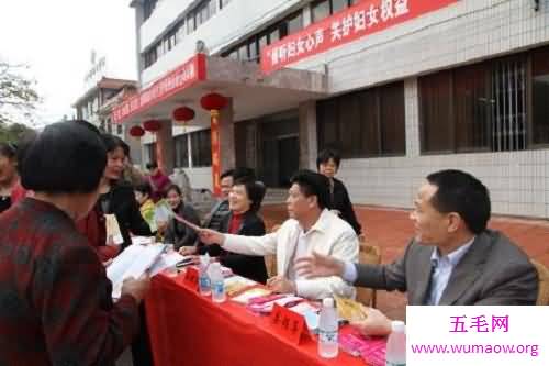 自古英雄难过女人的武器，维权的武器