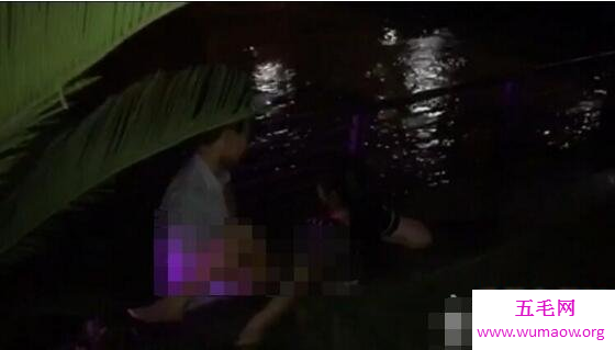 成都兰桂坊不雅视频曝光，老外和猛女河边上演活春宫