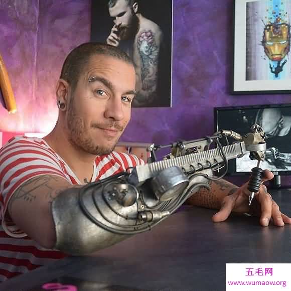 世界上首支假肢纹身枪臂，纹身师享受灵肉合一的快感