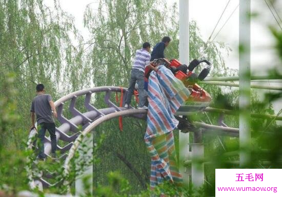 石家庄过山车事故视频，高速运行时车身断裂惊魂