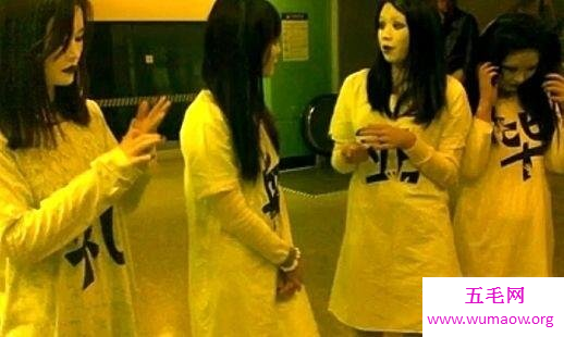 地铁惊现4名血护士，惨白脸蛋嘴角渗血吓哭小孩