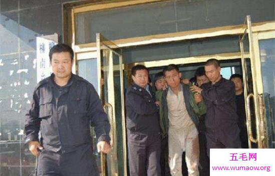 屠夫石悦军连杀12人，警方号召两万民众才抓到他