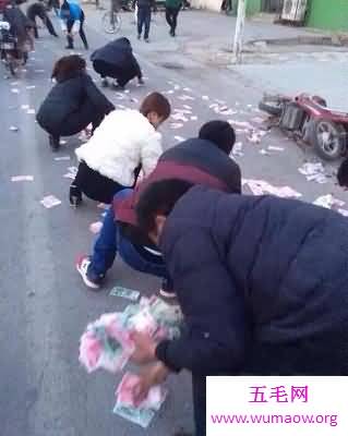  “福祸相依”梦见捡钱是什么意思，不同的人有什么说法？