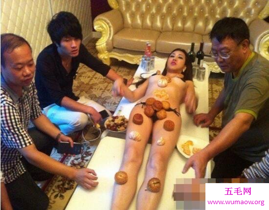 北京月饼人体宴视频曝光，嫩模莫露露被大骂伤风败俗
