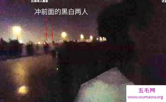 斗鱼狗哥被打事件，深夜户外直播遭遇黑社会暴打