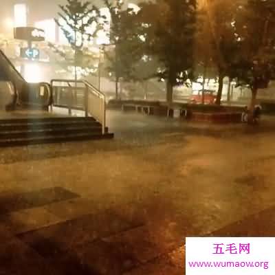 “天要下雨，娘要嫁人”梦见下大雨是什么意思？