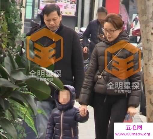 董卿赴美生子真相，董卿带儿子逛超市默认传闻