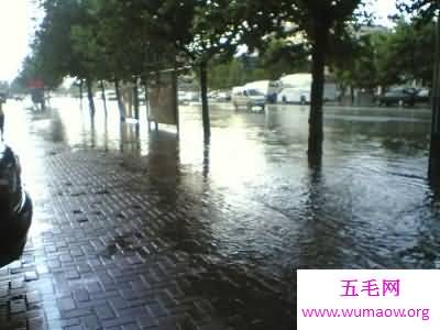 “天要下雨，娘要嫁人”梦见下大雨是什么意思？