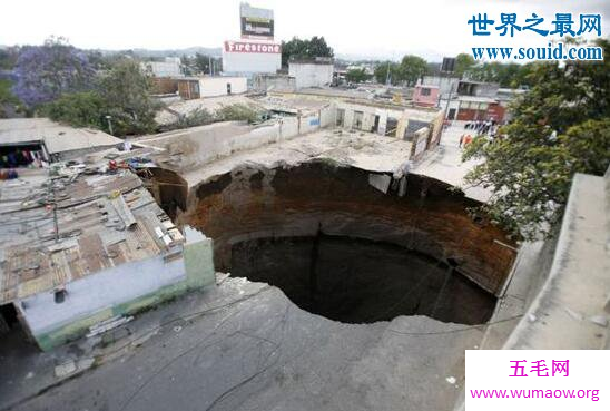 危地马拉天坑深达百米，市中心塌陷犹如末日