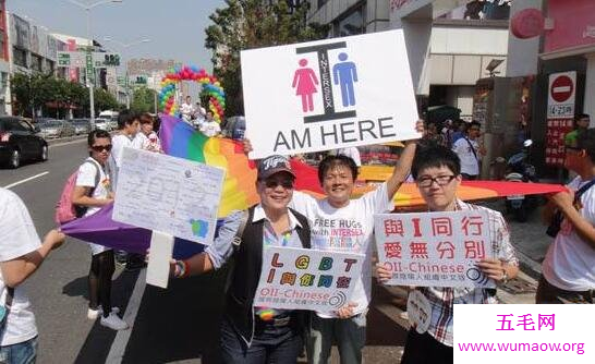 神秘的雌雄同体人，白天是男人晚上变身性感女郎