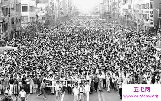 韩国五一八光州事件，坦克开进人群(平民小孩被杀)