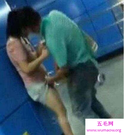 成都兰桂坊不雅视频曝光，老外和猛女河边上演活春宫