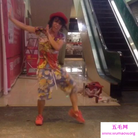 过气网红豆浆王子，为整形当街卖艺筹款(想到演员)