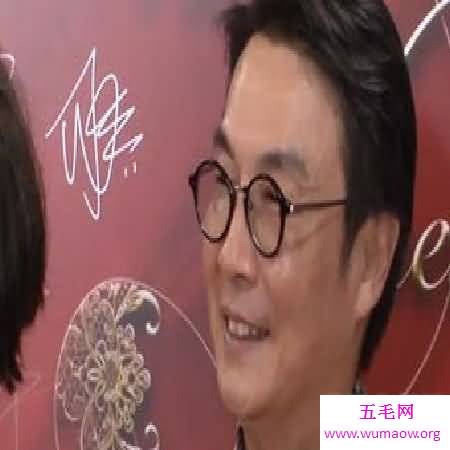  刘松仁出演《名媛望族》，戏里刘左拥右抱，让观众大呼吃不消