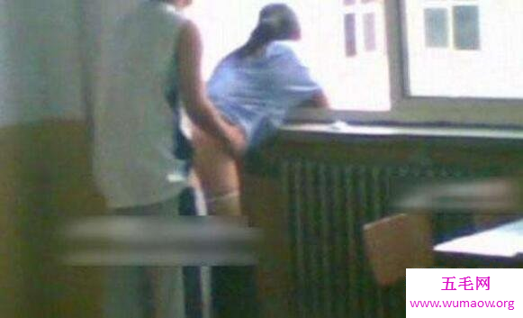 成都兰桂坊不雅视频曝光，老外和猛女河边上演活春宫