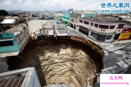 危地马拉天坑深达百米，市中心塌陷犹如末日