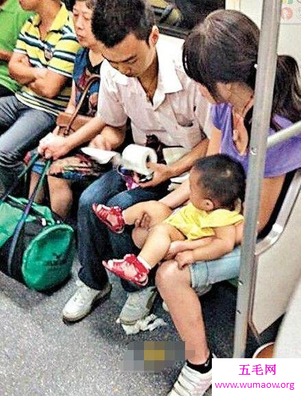 广州地铁大便弟，在车厢内公然拉屎擦完屁股就跑