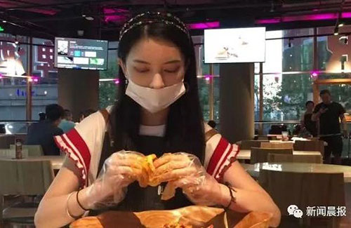 还有这种操作！上海餐厅推出代剥小龙虾服务，你怎么看？