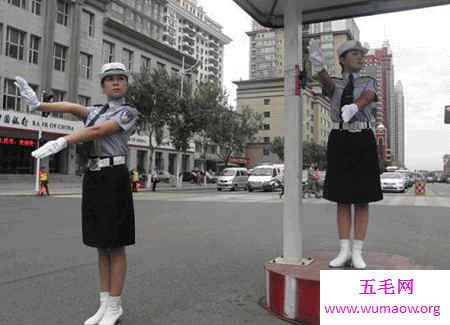 最美女交警毅然穿制服 资深模特变身制服女神