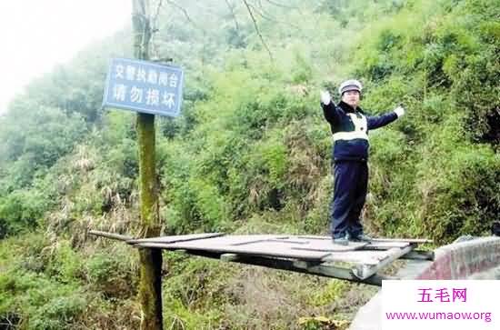 史上最牛交警，执勤环境有多危险你绝对想象不到！