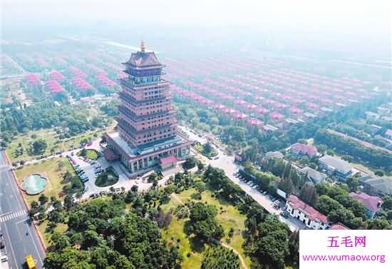 中国最富有的村 家家户户住别墅都有小轿车