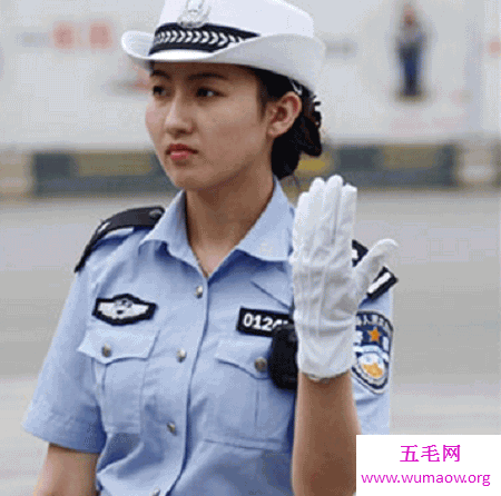 最美女交警毅然穿制服 资深模特变身制服女神