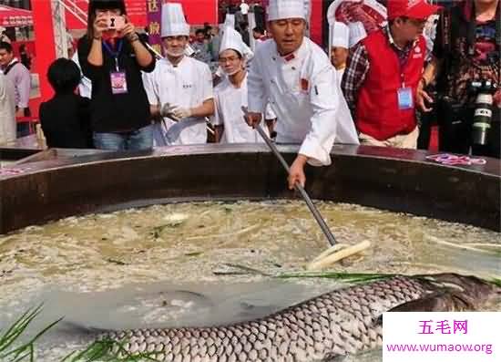 世界上巨型的十大食品排行榜，最大的切糕可供千人食用