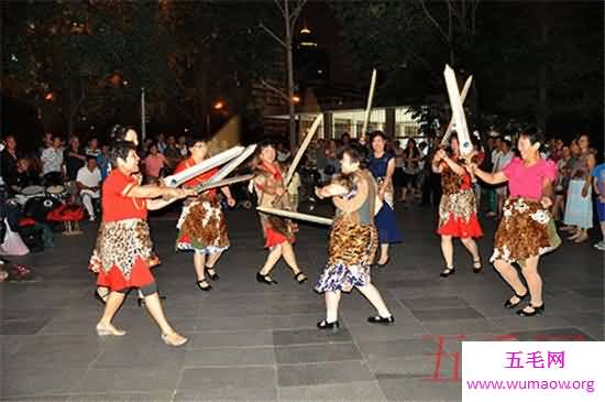 大妈拿灭蚊拍跳广场舞，驱蚊跳舞双管齐下