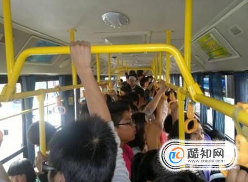 为什么很多人坐公共汽车喜欢挤一堆？