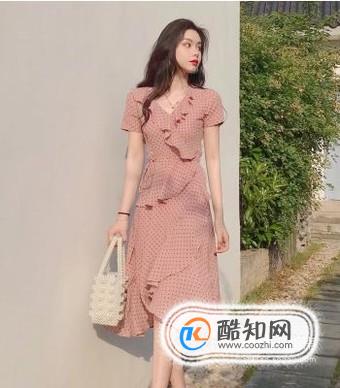 不同年龄段的女性适合哪种类型的连衣裙？