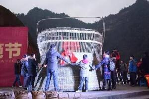 天下第一大火篼，需要12个人牵手才能环抱