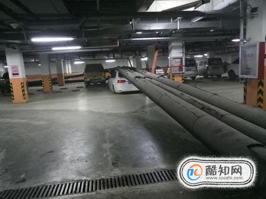 暖气管道脱落私家车被砸谁来背锅？