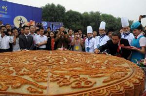 盘点超大月饼图片，成都大月饼可供一万人吃(1.6吨)