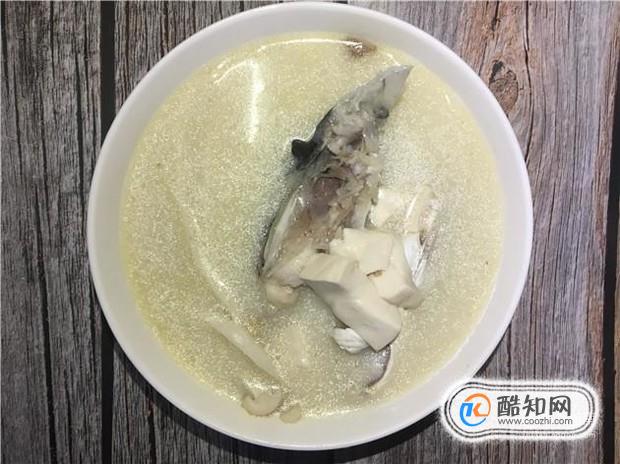 豆腐海鲜菇炖鱼头汤的做法