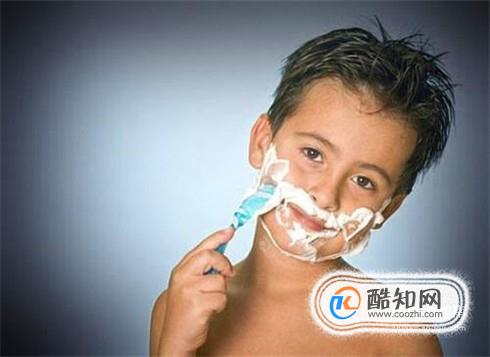 年轻男孩怎么刮胡子的