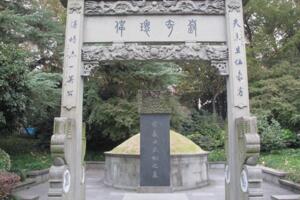 武松墓建于杭州西湖，千年后墓上撒满花瓣