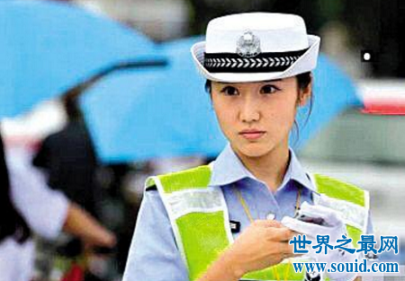 最美女交警毅然穿制服 资深模特变身制服女神