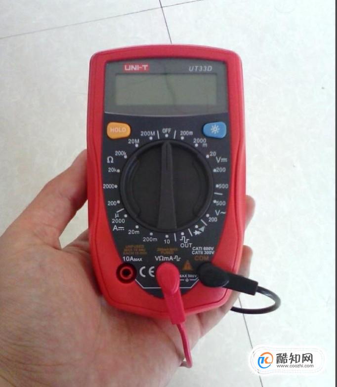 如何用数字万用表测量家用插座电压？