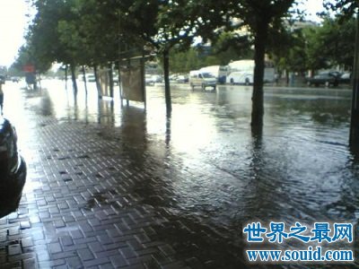 “天要下雨，娘要嫁人”梦见下大雨是什么意思？