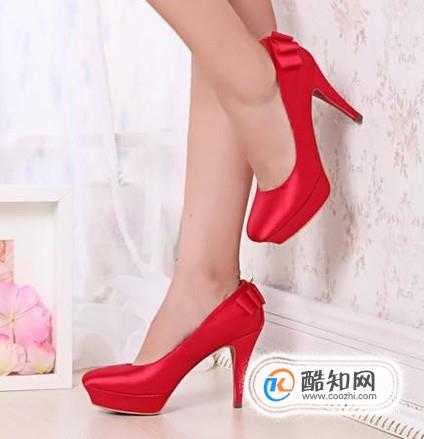 新买的鞋子刚穿上时合脚，越穿越大越变形怎么办