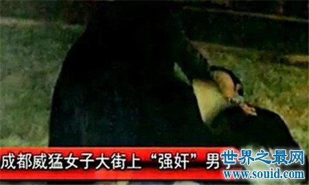 成都九眼桥事件后续 逾千名男子坐地齐呼姐姐你快回来