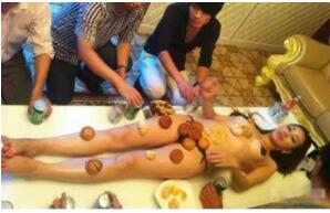 北京月饼人体宴视频曝光，嫩模莫露露被大骂伤风败俗