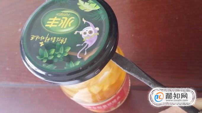 如何不用刀开罐头