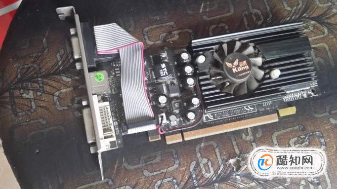如何安装显卡和主机连接显示器
