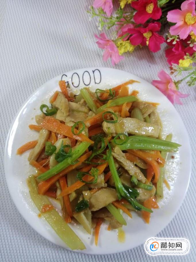 怎样做美味的胡萝卜芹菜炒鸡脯肉？