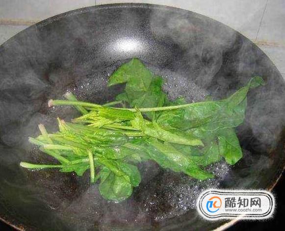 菠菜时最好用开水焯一下 可以去掉草酸