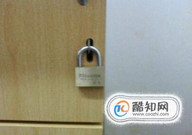 宿舍柜子锁怎么撬开